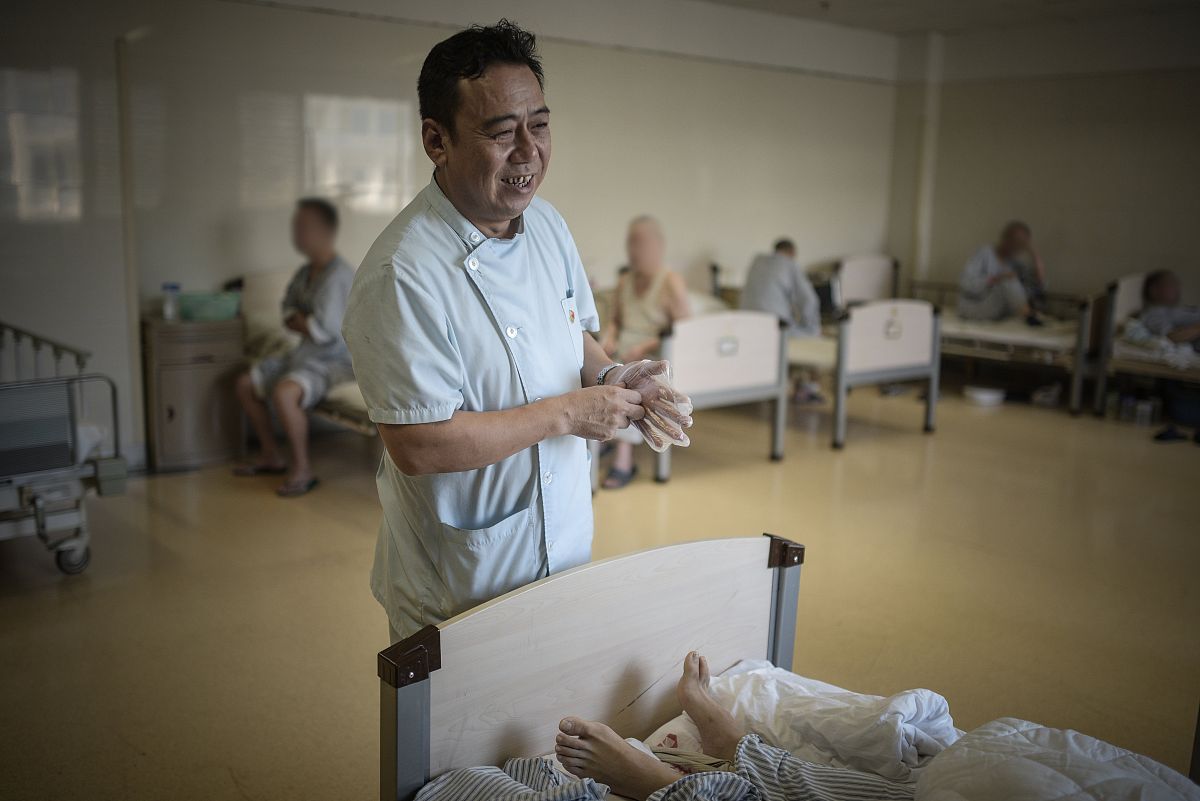 朋友说“我想在这个工作待几年，积累经验，增强自信”。我应该如何回答？