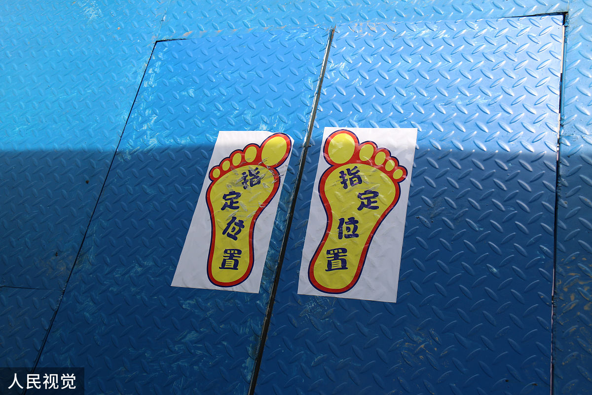 第一部分用中文阐述5条近2年的企业员工安全管理的中国文献综述按照作者年份相关内容的格式进行阐述；第二部分一次性按 GBT 7714-2015 要求列出所用到参考文献