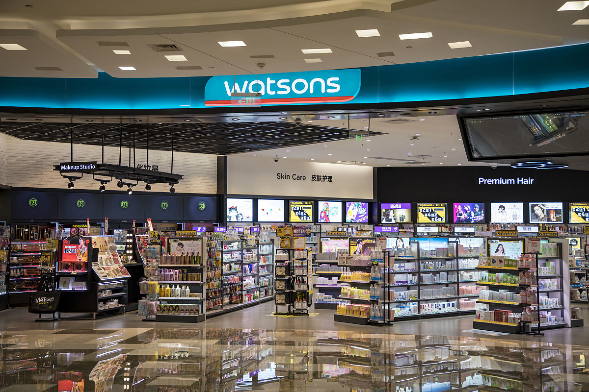 根据下列材料确定报道角度并提炼报道主题然后列出	采访提纲本题20分自进入2022年以来屈臣氏就麻烦不断。1月因消费者花钱参与了屈臣氏分钱面膜活动后提货被拒去屈臣氏直播间表达不满反遭主播辱骂消费者为疯狗最终以屈臣氏官方致歉收场。之后屈臣氏旗下一家分店涉虚假价格诱骗交易被有关部门警告并罚款5万元。时隔不足20天屈臣氏再次因虚假宣传被罚款。屈臣氏集团于1841年在中国香港创立是传统线下零售企业的代表。屈