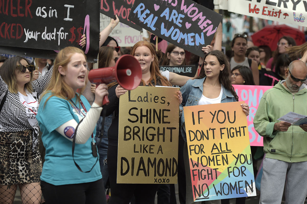 改写：女性主义是20世纪下半叶以来西方最具影响力的思潮之一从性别这一议题出发对主流男性公共话语体系发出挑战对西方整个文化产生了巨大的影响