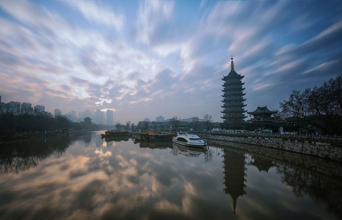 2021年2月12日,江苏淮安,当牛年的第一缕阳光辉映在运河两岸,清江浦仿