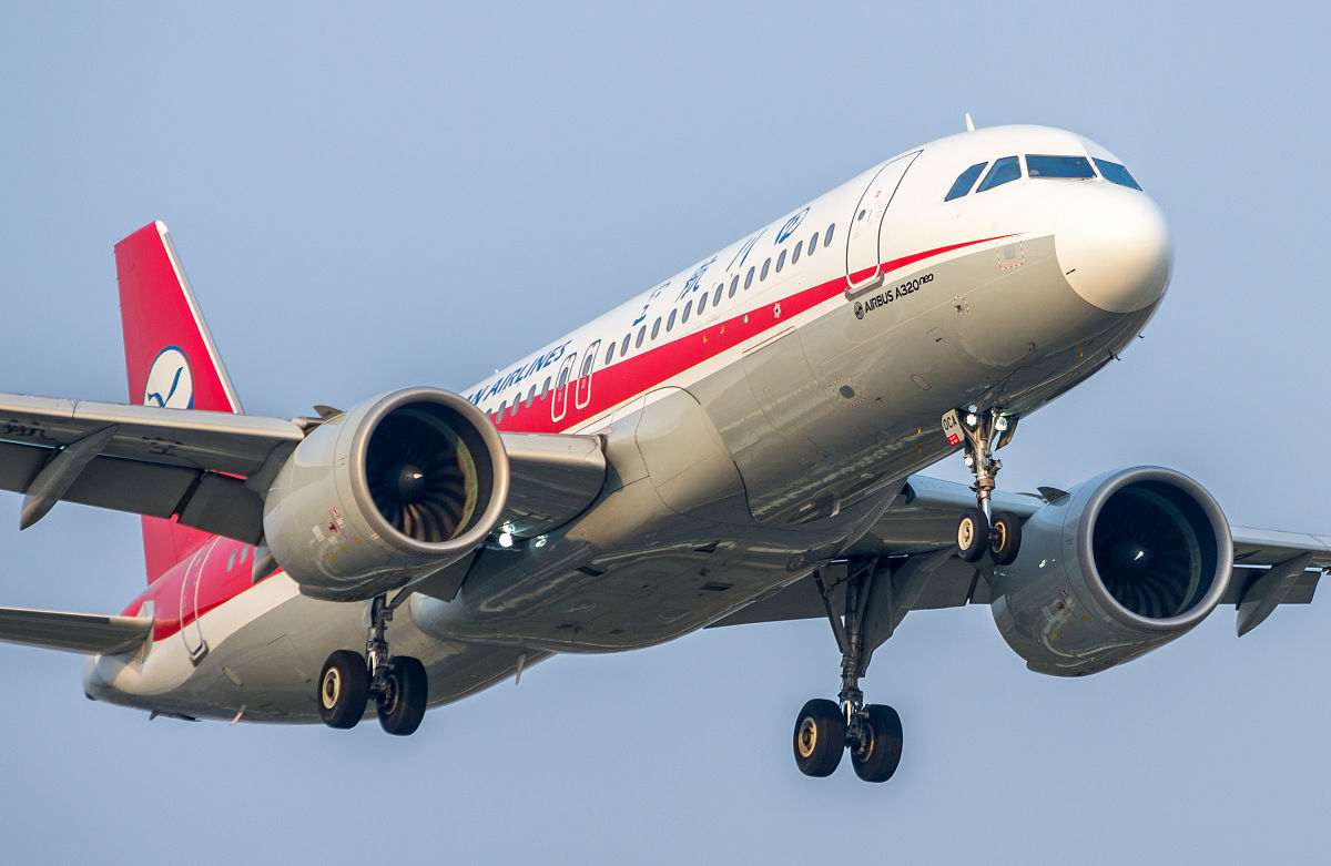 成都航空学院：空中小姐介绍及国际机票预订技巧