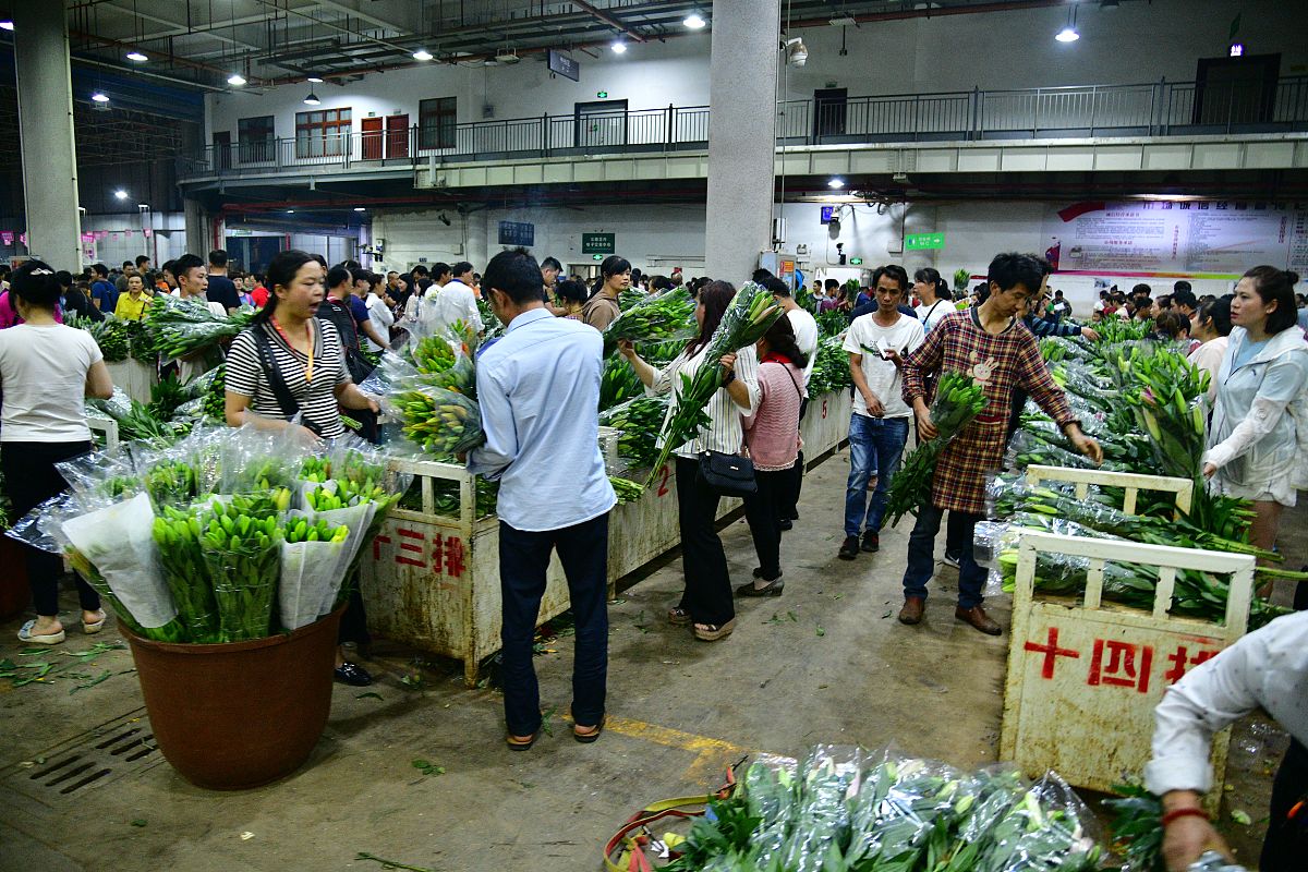 2019年5月29日,昆明,晚上九点半后,批发区域迎来大批进货商人.在销售