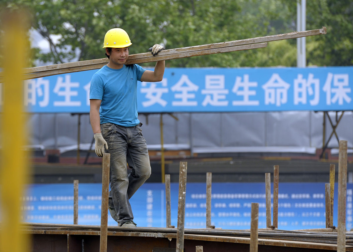 写一篇关于建筑施工企业安全管理研究的研究背景写成一段话的形式。