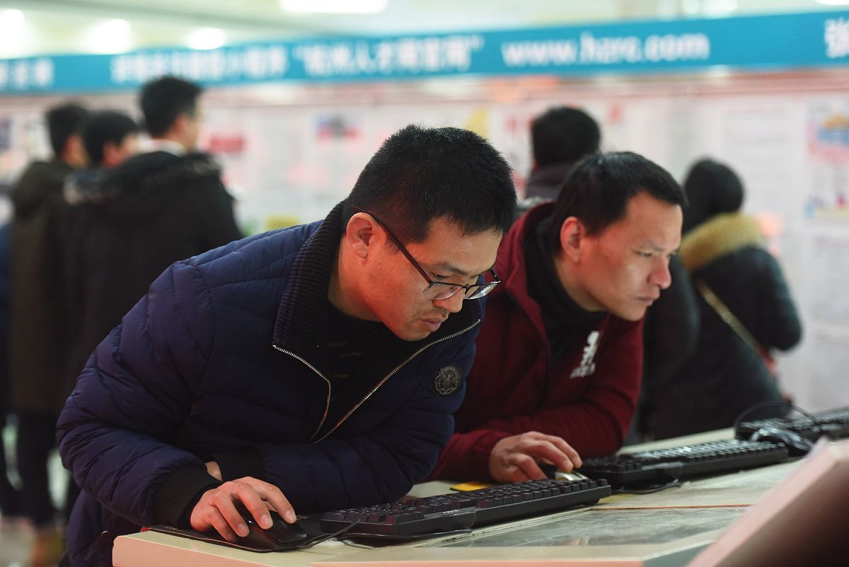 2019年2月12日,求职者在杭州人才市场的电脑上查询新的工作机会.