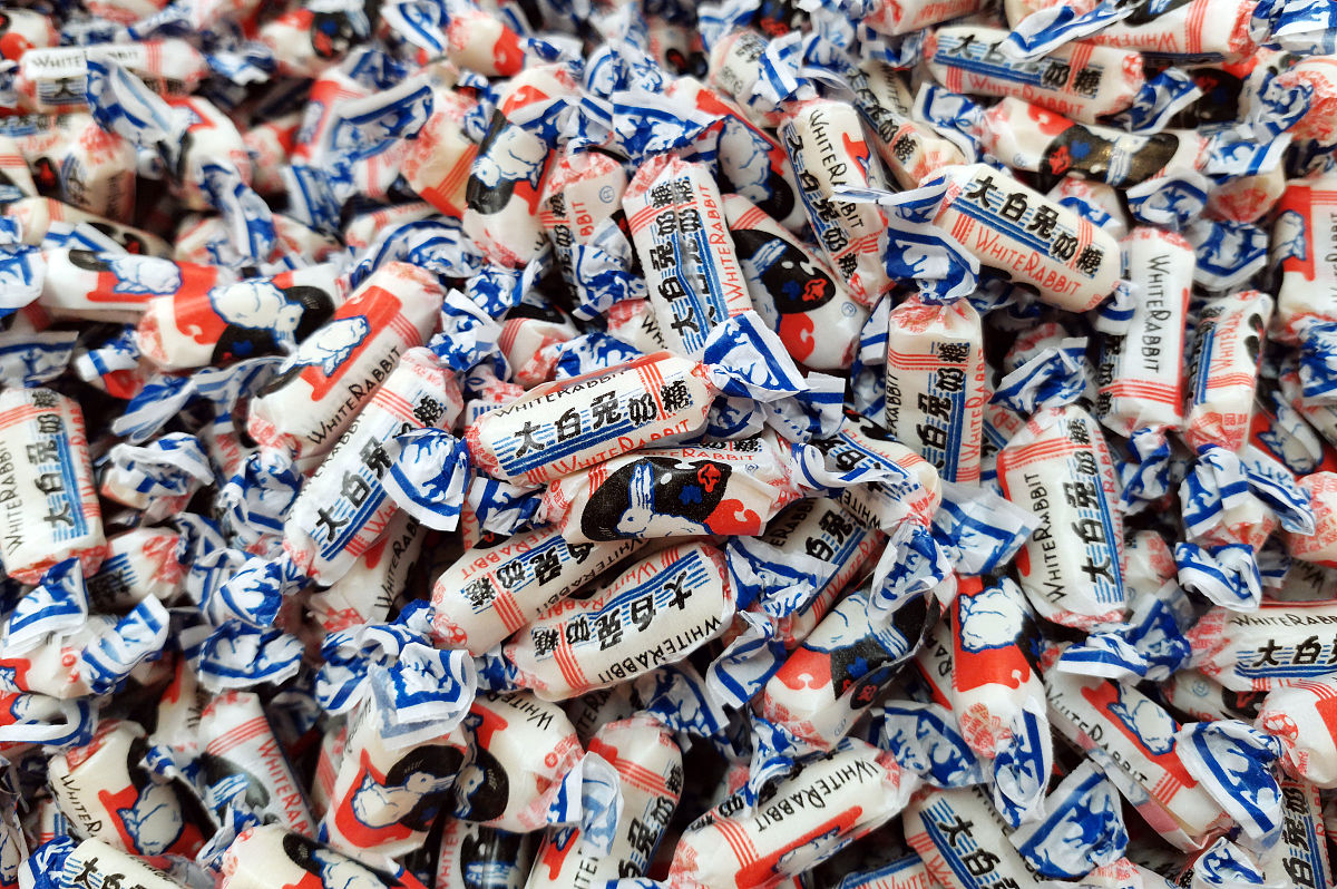 请你吃大白兔奶糖梗的起源和含义 - 温暖的网络文化现象