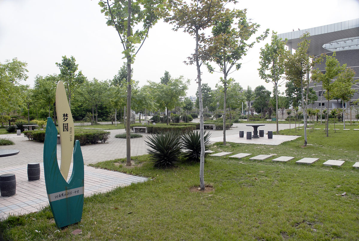 学校广场设计优化：交通、安全、环保与景观的完美融合