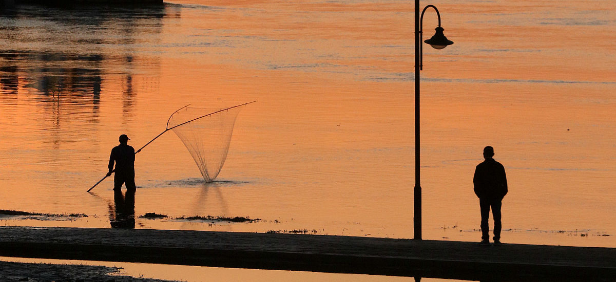 作文主角是我我是一名初中学生主要内容描写我和爸爸晚上一起去钓鱼的趣事要求800字。
