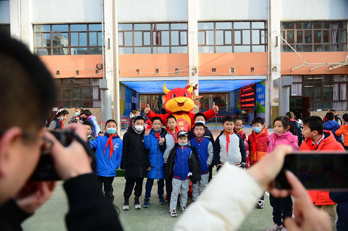 2021年3月1日上午,甘肃兰州,为了营造温馨,欢乐的入学氛围,兰州大学附