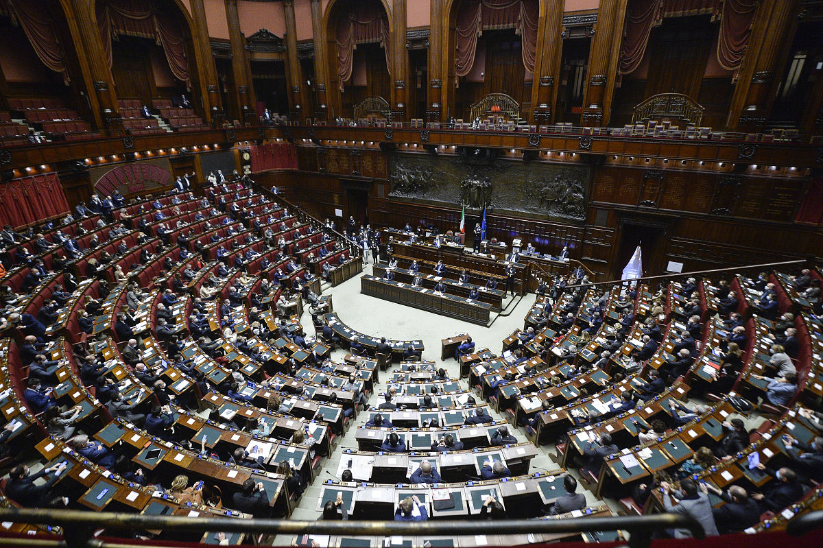 欧洲议会8月放假原因