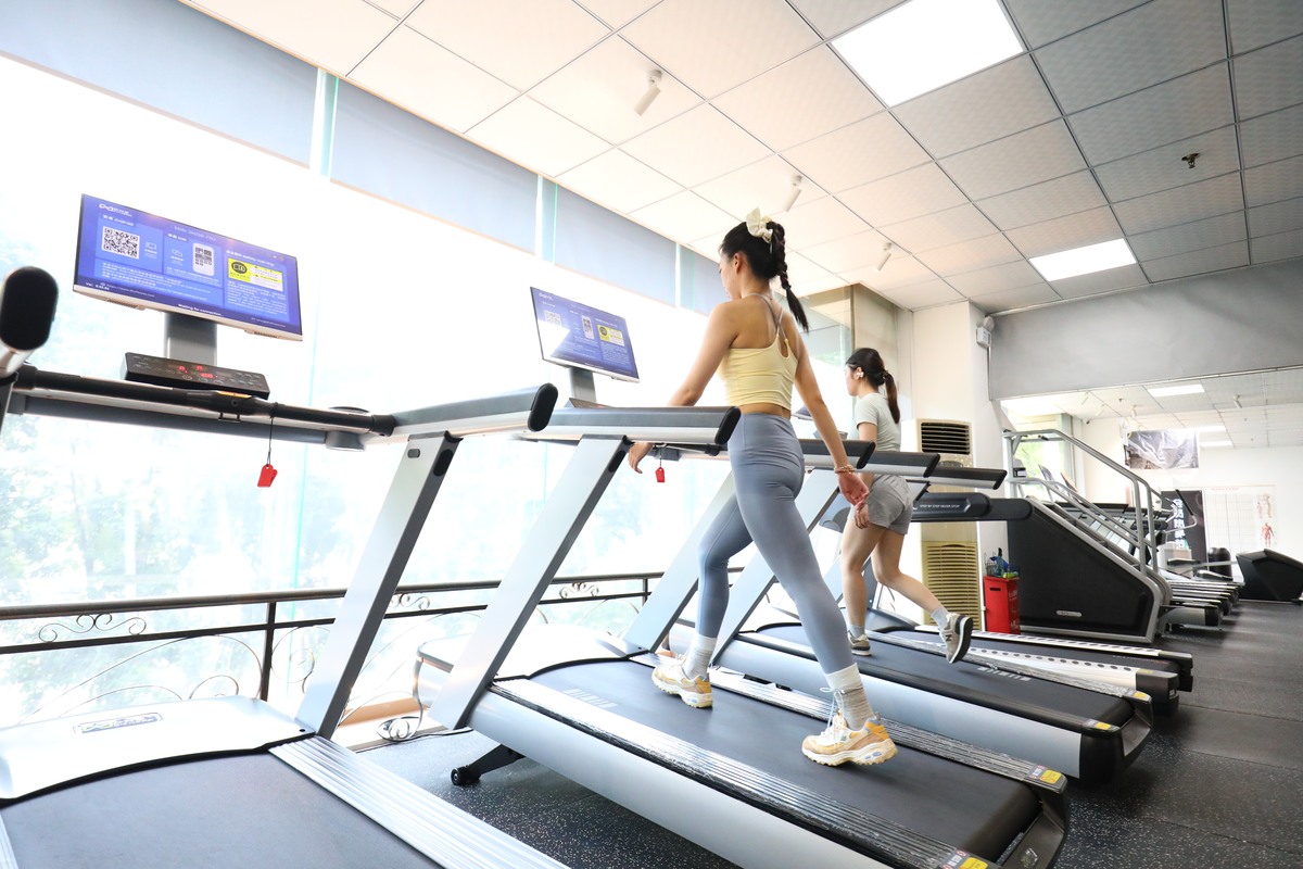 武汉高端健身房 - 教寿健身: 专注45岁以上高知教师群体