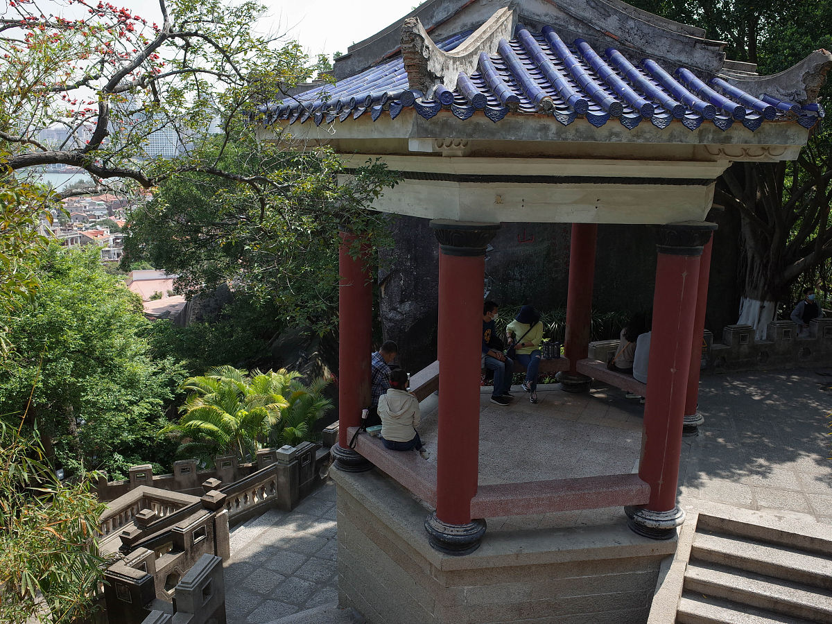 六月中旬去大连、厦门、成都哪个地方旅游好？