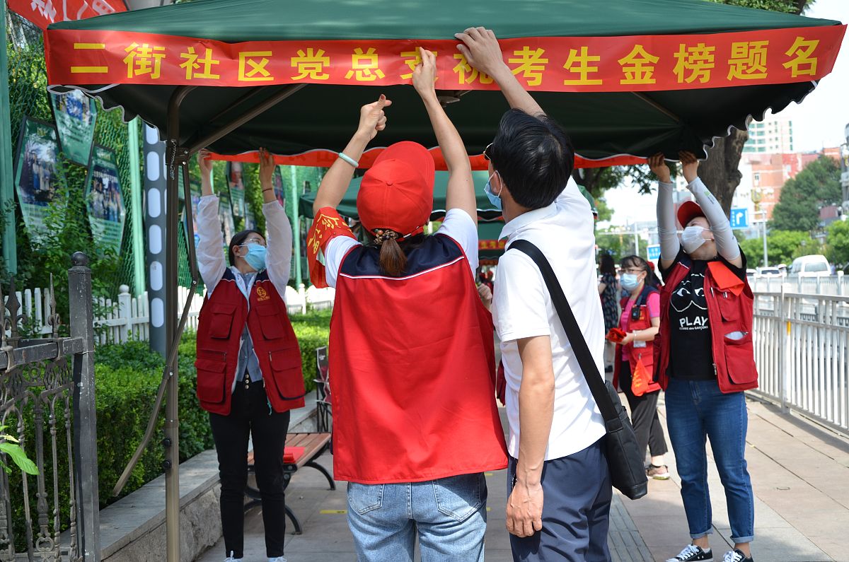 缩写到250字左右要求语句优美流畅过渡自然7月12日重庆公共运输职业学院江小防防溺水专项宣教行动小组走进三界社区新时代文明实践站开展了三下乡暑期实践活动。活动中志愿者们通过宣讲、课堂问答、观看科普视频等方式开展了预防溺水知识宣传让小朋友们认识到溺水事件的严重性学习到了如何预防溺水的发生加强了防溺水的意识。随后志愿者带领孩子绘制预防溺水的彩笔画加深对预防溺水的记忆与认识。最后志愿者与小朋友们开展模拟