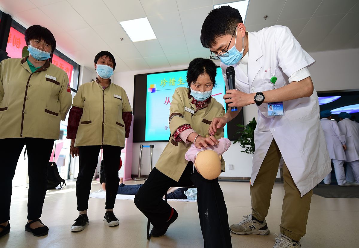 我们学习了相关急救知识比如海姆立克急救法感觉很有用