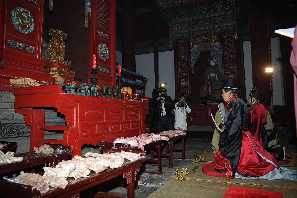 坤宁宫位于北京市东城区东华门街道北京故宫内处于故宫内廷中路为内廷后三宫之一建于明永乐十八年1420年清嘉庆三年1798年重修 。坤宁宫坐北面南面阔连廊九间进深三间屋顶为黄琉璃瓦重檐庑殿顶 。内部分为三个单元。明代坤宁宫为皇后寝宫又称中宫。清代坤宁宫改为萨满教祭祀的场所；并先后为康熙皇帝、同治皇帝、光绪皇帝举办大婚仪式还是末代皇帝溥仪举办婚礼的场所帮我用20字详细描述