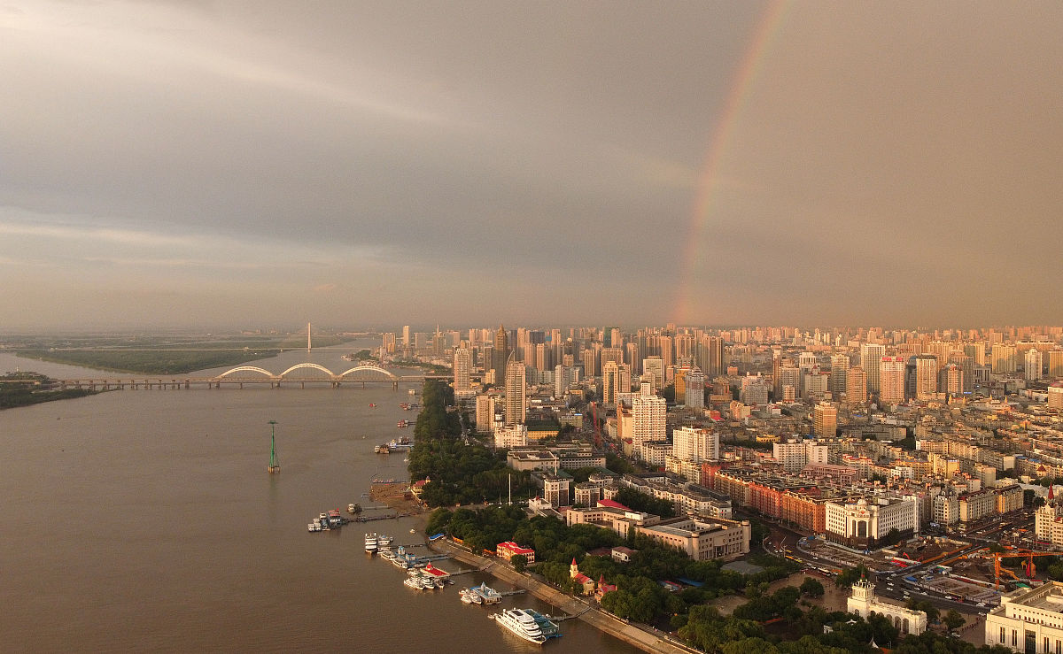 2021年6月19日,黑龙江省哈尔滨市,阵雨连绵,雨后松花江,景致清新,彩虹