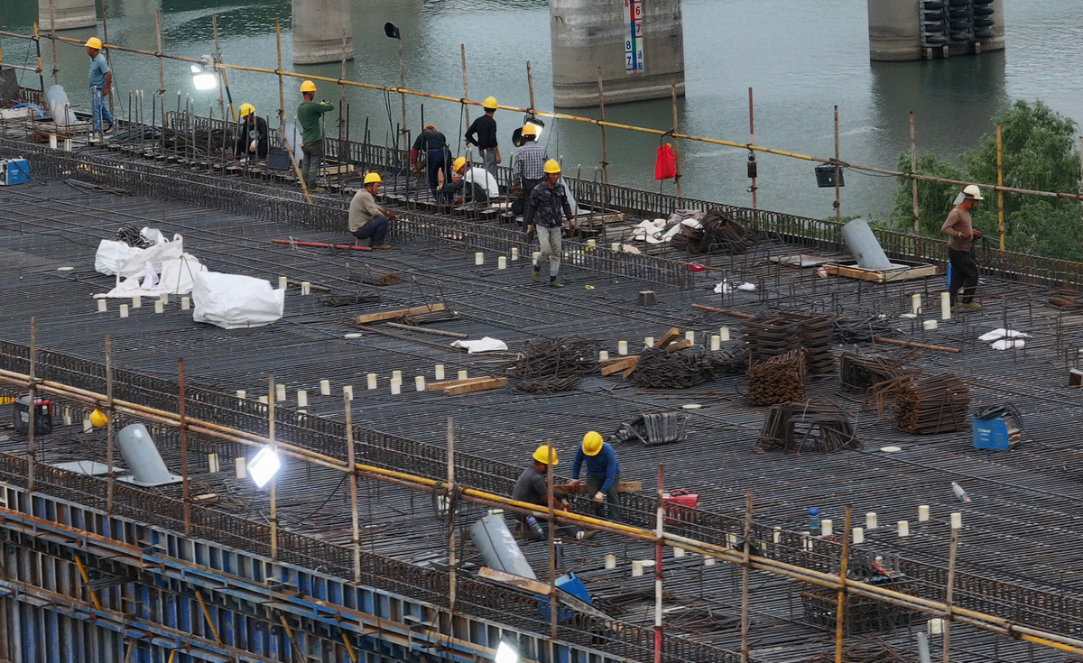 浇筑楼面混凝土时如何保护钢筋？