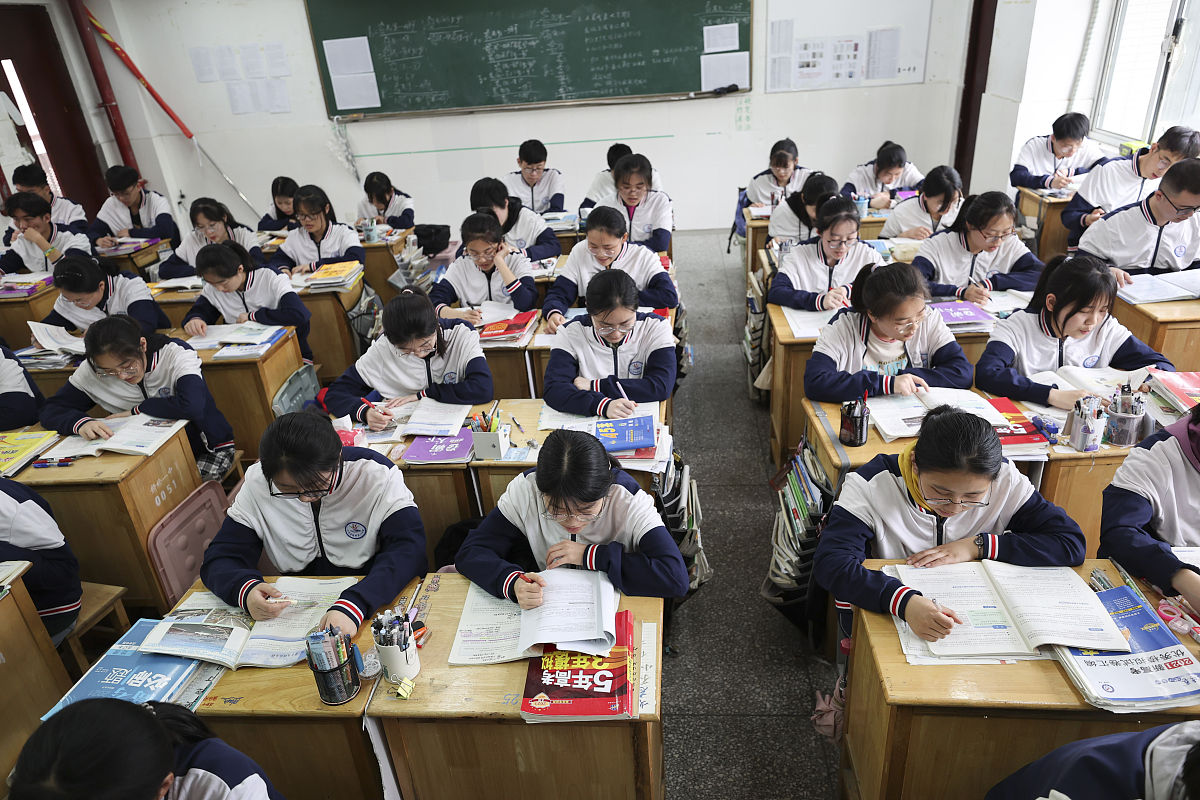2021年05月26日,江苏连云港市赣榆第一中学高三毕业班的学生在教室里