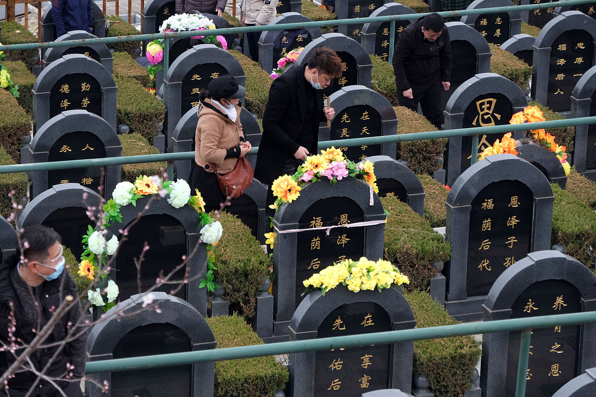 2021年4月3日,辽宁沈阳各墓园迎来扫墓小高峰,墓园墓地到处布满了各种