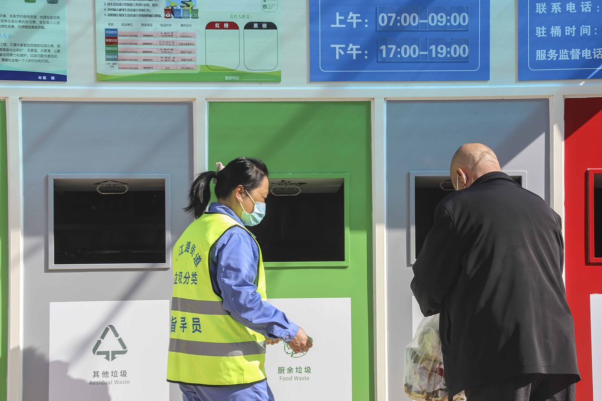 写一篇关于垃圾分类监督员对小区垃圾分类作出的贡献