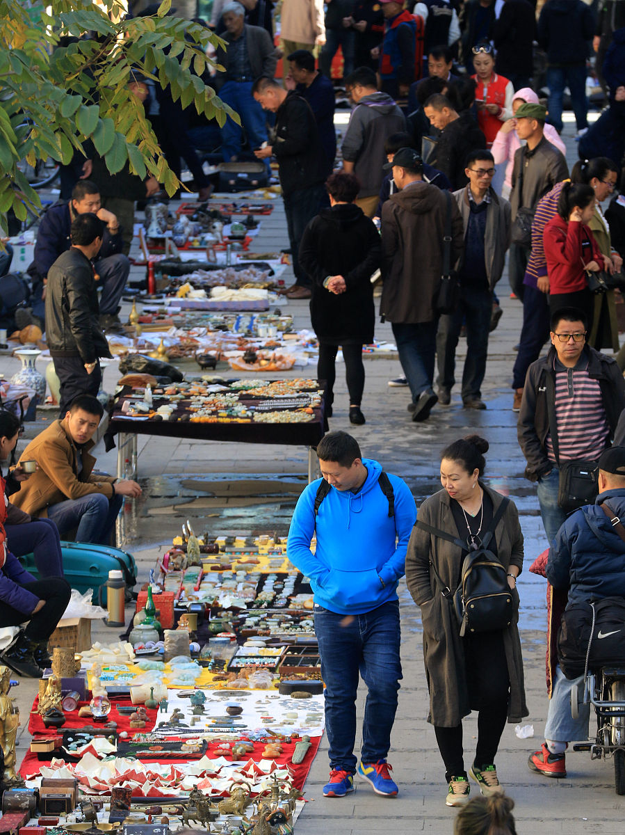 2018年10月1日,黑龙江省哈尔滨市,十一国庆节,是道外古玩文玩地摊的大