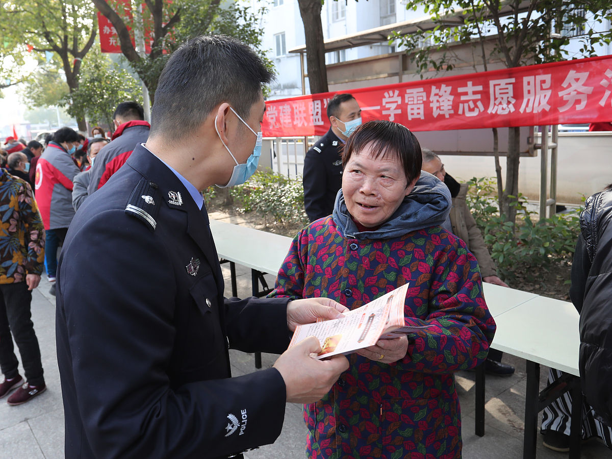 社区民警如何深入学习延安精神，提升工作能力？