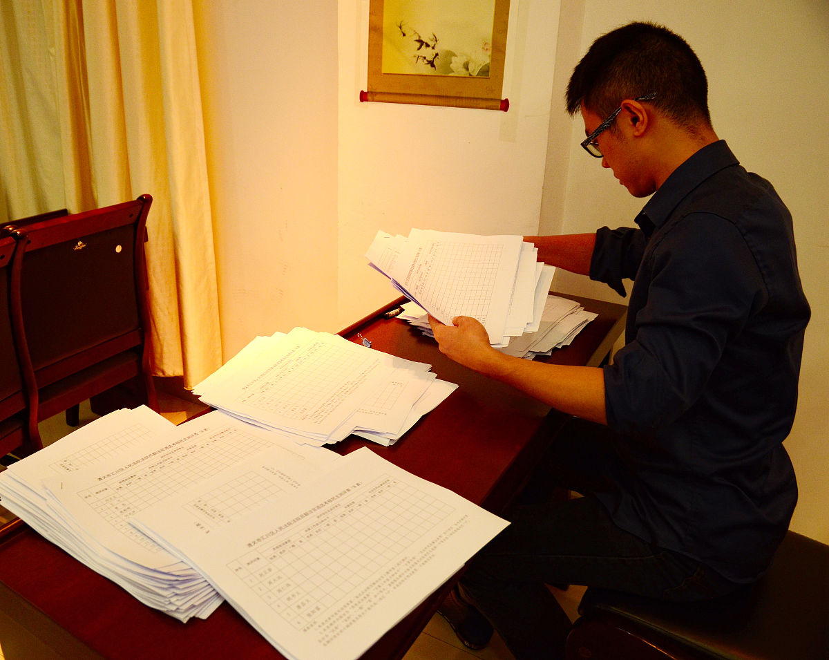 坚持实践标准在国家重大科技任务担纲领衔者中发现具有深厚科学素养、长期奋战在科研第一线视野开阔前瞻性判断力、跨学科理解能力、大兵团作战组织领导能力强的科学家。坚持长远眼光有意识地发现和培养更多具有战略科学家潜质的高层次复合型人才形成战略科学家成长梯队。优化领军人才发现机制和项目团队遴选机制对领军人才实行人才梯队配套、科研条件配套、管理机制配套的特殊政策。培养适应我国制造业发展的大批卓越工程师建设一支