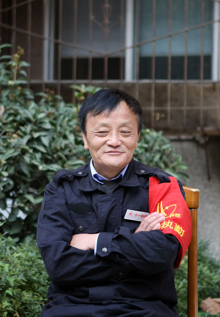 2015年11月29日,四川成都,貌似马云的门卫柯全寿.日前,在新鸿路南一巷
