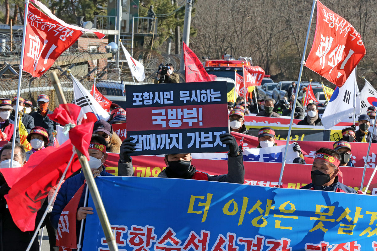 当地时间2021年2月4日,韩国庆尚北道浦项市,驻韩美军阿帕奇直升机部队