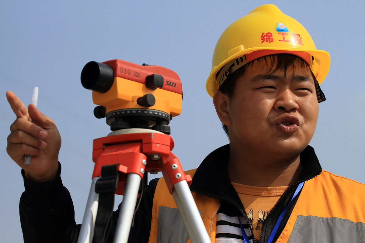 2010年10月12日,经过50多天紧张的抢建,在先后进行拆除残桥,巧建墩台