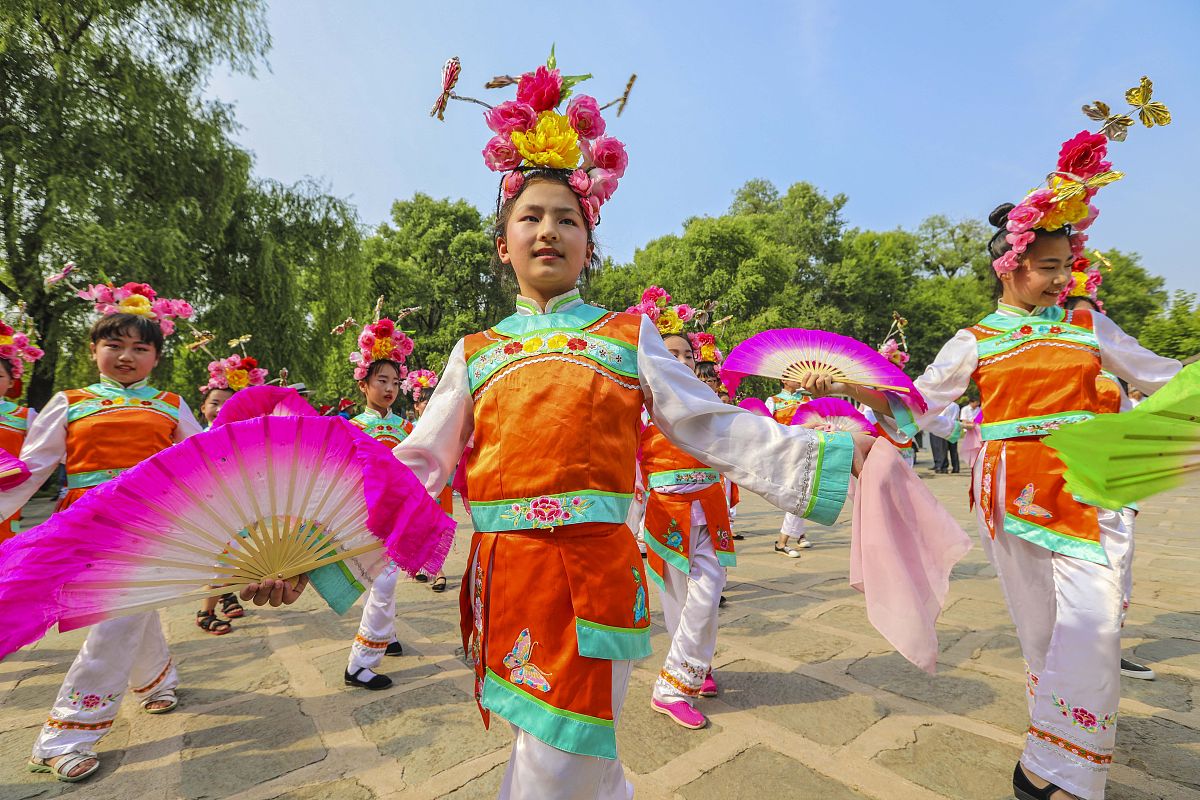 2018年6月23日,辽宁抚顺新宾满族自治县永陵满族小学的满族学生,利用