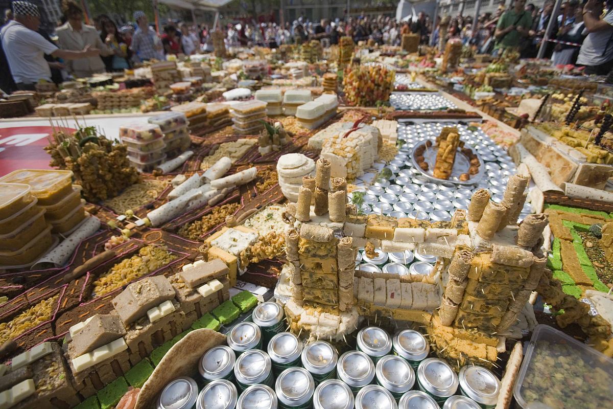 2007年4月28日,英国伦敦,在特拉法加广场摆出了一张巨大的3d美食地图,