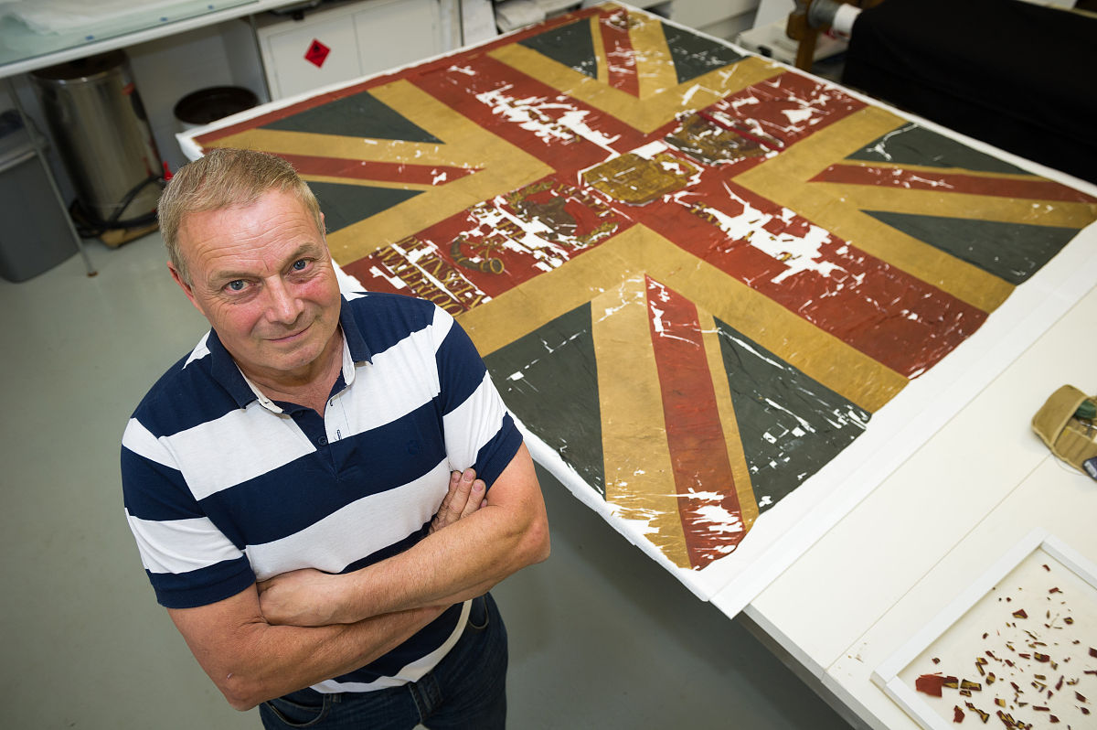 翔翔是一位35歲的男生有藝術氣息玩世不恭喜好女色有許多的女朋友富有很多的收藏