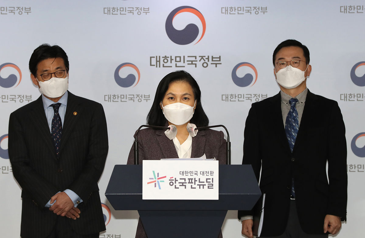 当地时间2021年2月5日,韩国首尔,俞明希出席新闻发布会.当日,韩国候选