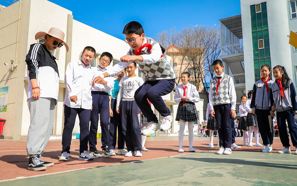 2021年4月24日,内蒙古呼和浩特市玉泉区公义店小学学生在参加趣味跳远