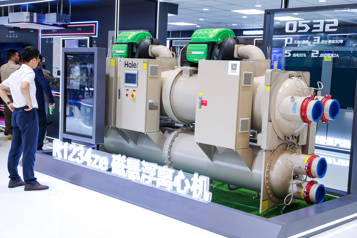 降膜式双级离心式水冷机组是不是变频的帮我用200字详细描述