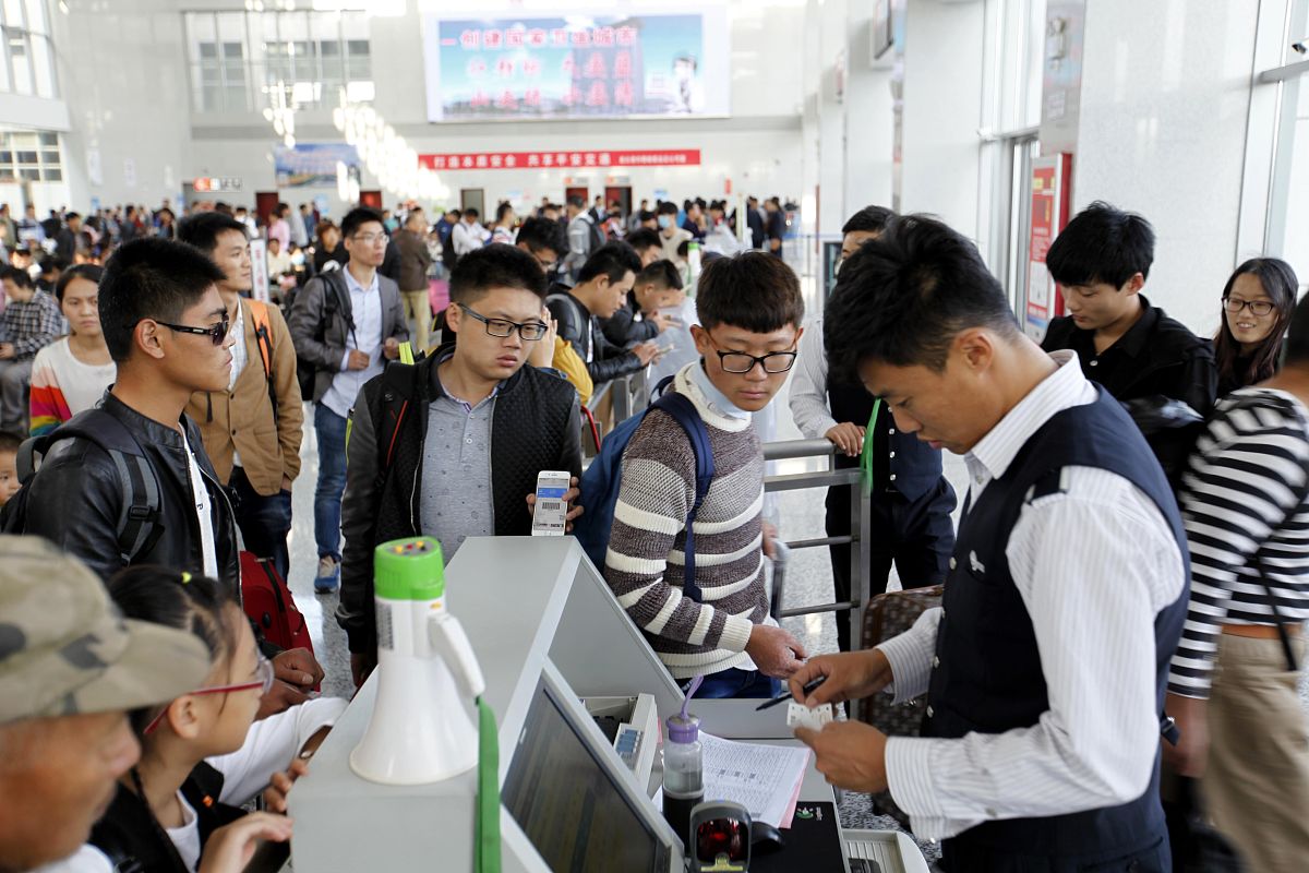 关于西安石油大学学生就业问题的难点与对策的论文研究意义不少于600字。