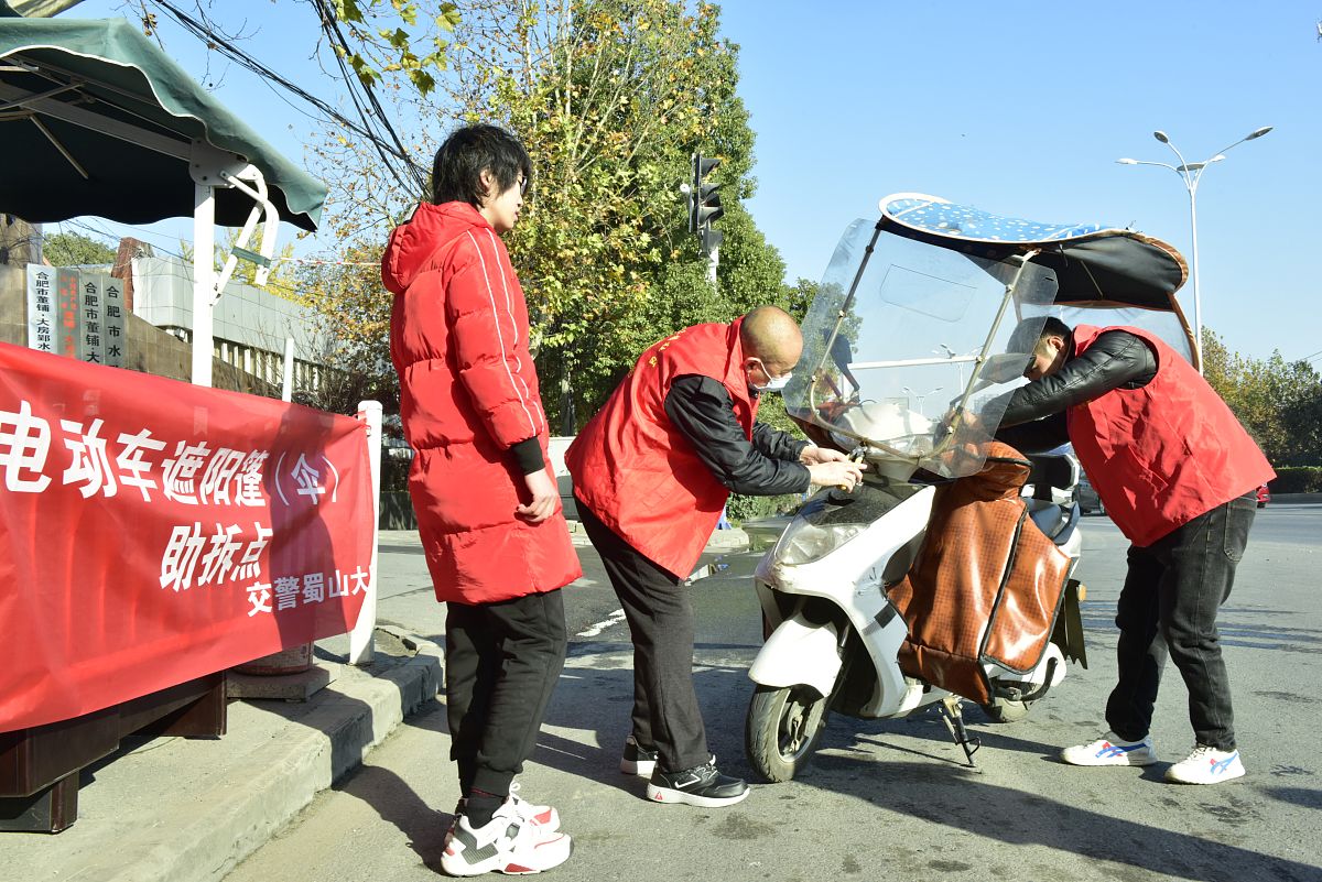 2021年12月3日,合肥市蜀山区井岗镇卫楼社区的志愿者在助拆点帮助市民