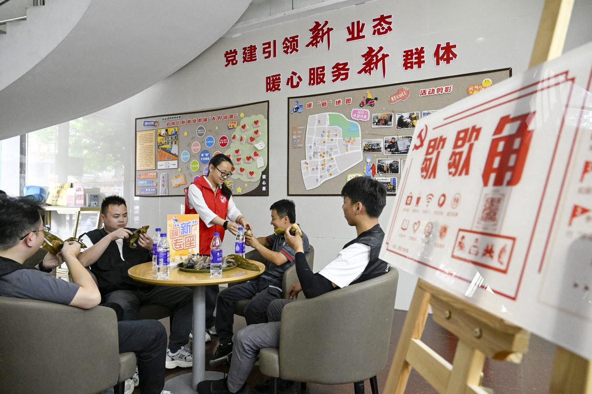 造贝社区举行青年创力营活动目的是帮助青年求职激发社区活力请写一些活动宣传横幅的参考文案