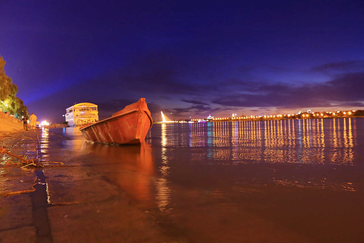 我在泽西岛的工作时间是凌晨3点到3点那里有一个小时的路程所以当我工作的时候我只有时间睡觉然后马上回去。当我下班的时候我通常会补觉试着放松一下因为工作让我太累了我通常不会睡到早上6点我尽量在中午12点醒来然后准备离开。