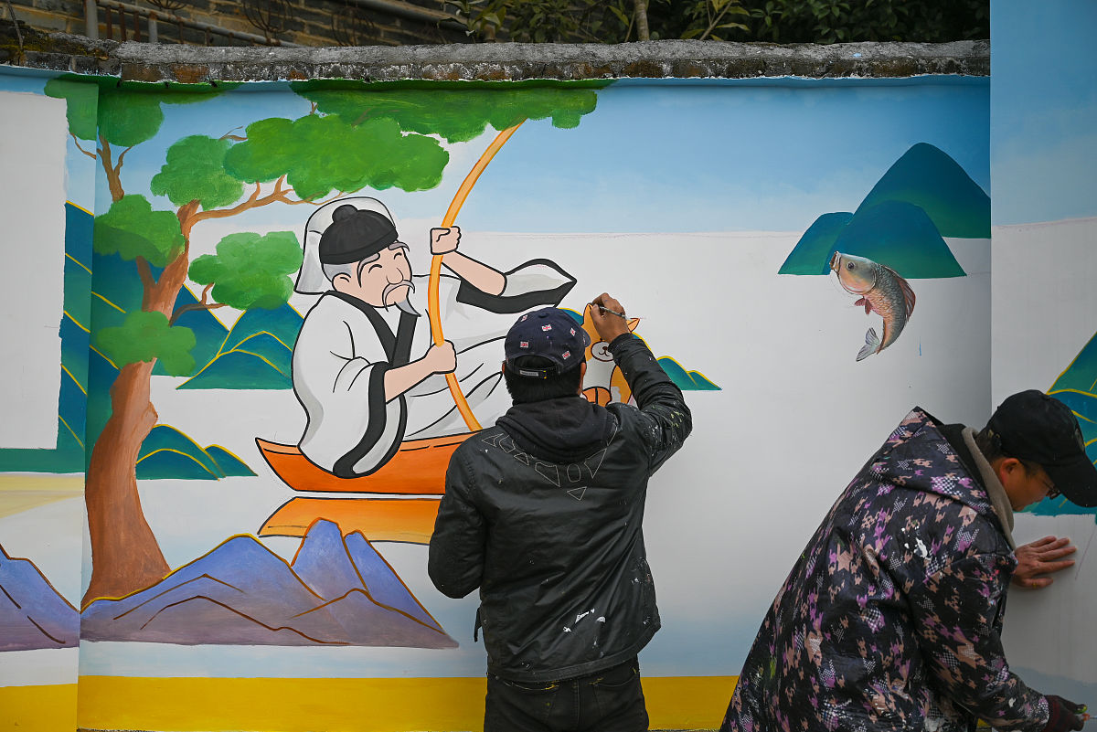 农民画展示在长街两侧民居外墙上现有民居未经整体规划设计宣传效果欠佳。。。以上语句重新书面表达一下更有文采