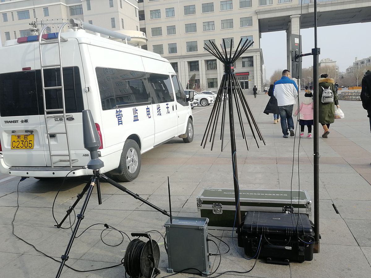 实际外场测试将系统安装在机场、港口等实际工作环境下在雨雾等恶劣天气条件下测试在户外变化场景下该系统的工作情况其中目标距离在预计工作距离约2 Km下同时进行同一场景的视频录制针对录制视频通过人工实时观测视场内存在的预设跟踪目标情况对照记录与视频中目标出现情况以测试系统的工作准确率。对这段话进行改写