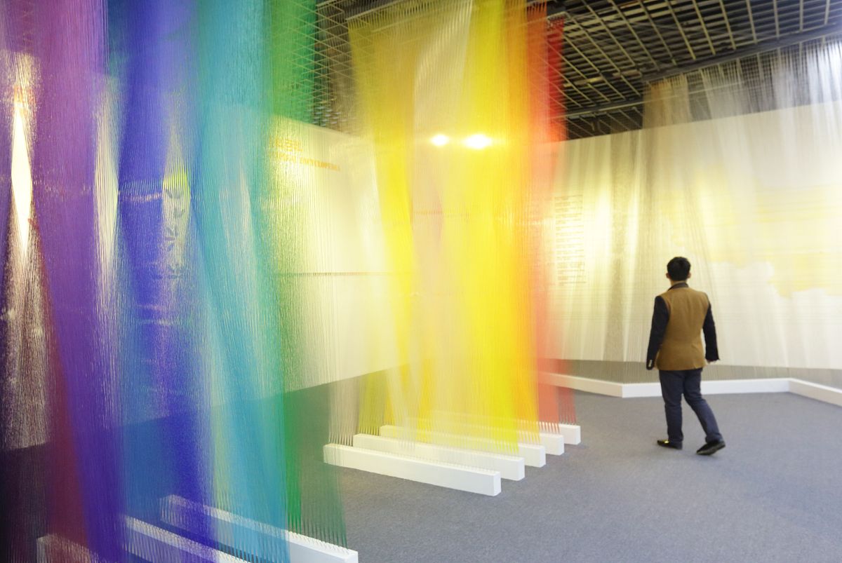 2015年2月2日,浙江诸暨,市民在参观大唐袜业转型升级展示厅.