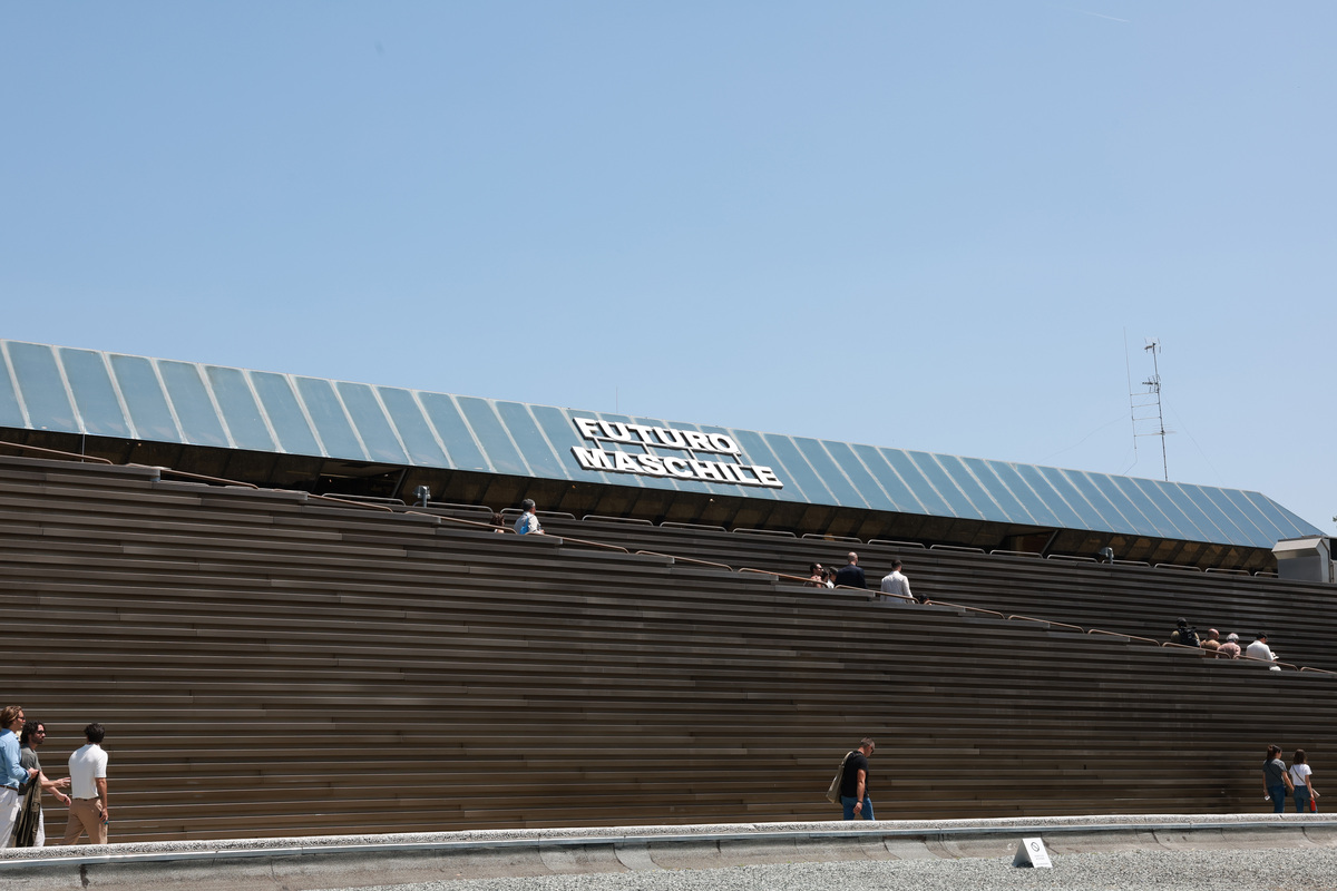 你的老师决定进行一次学校旅游可以去的地点有博物馆与体育馆你只能从中选择一个你选择了体育馆。老师让你选择让你写一篇英语作文来比较去两地的优点与去博物馆的缺点并综合结论作出你选择体育馆的原因。