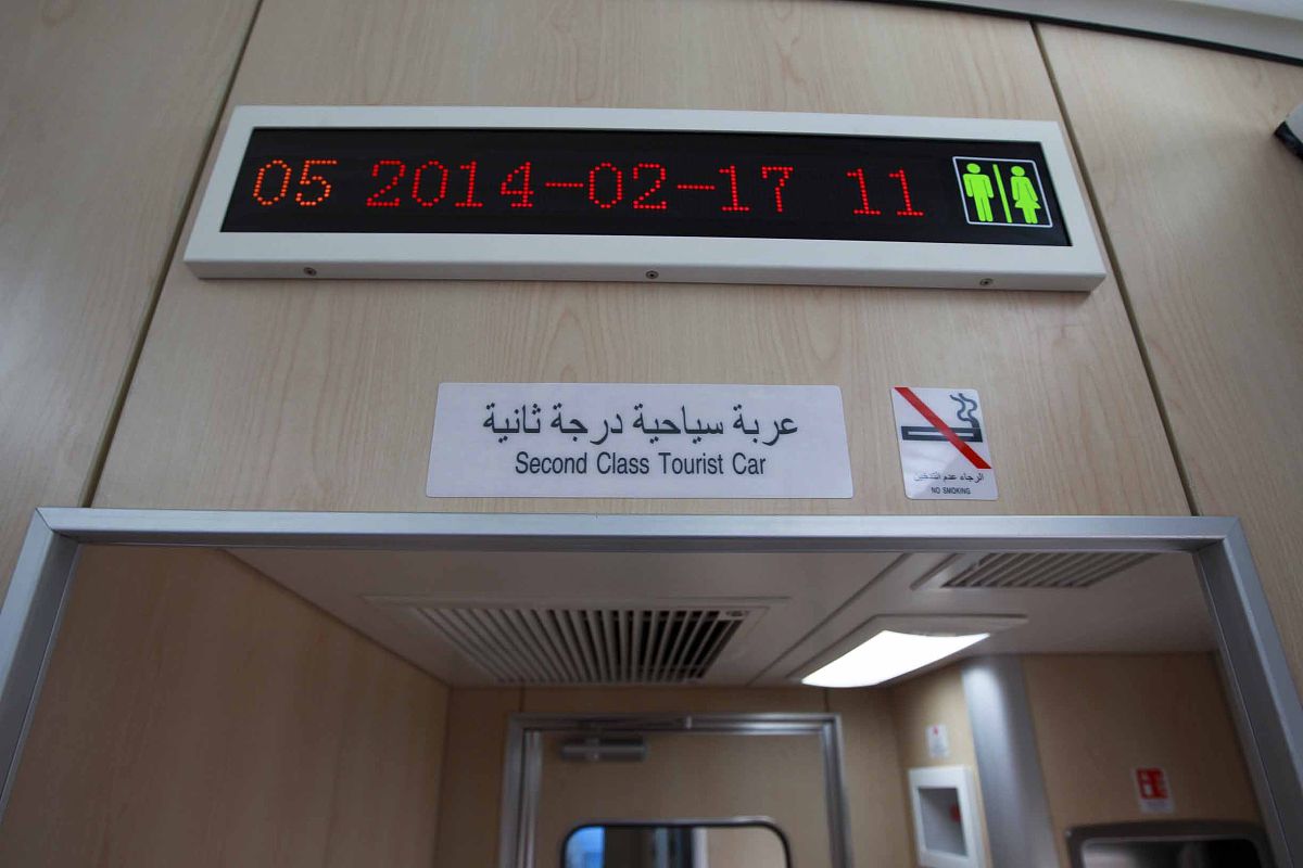 描述动车组车外和车内信息展示