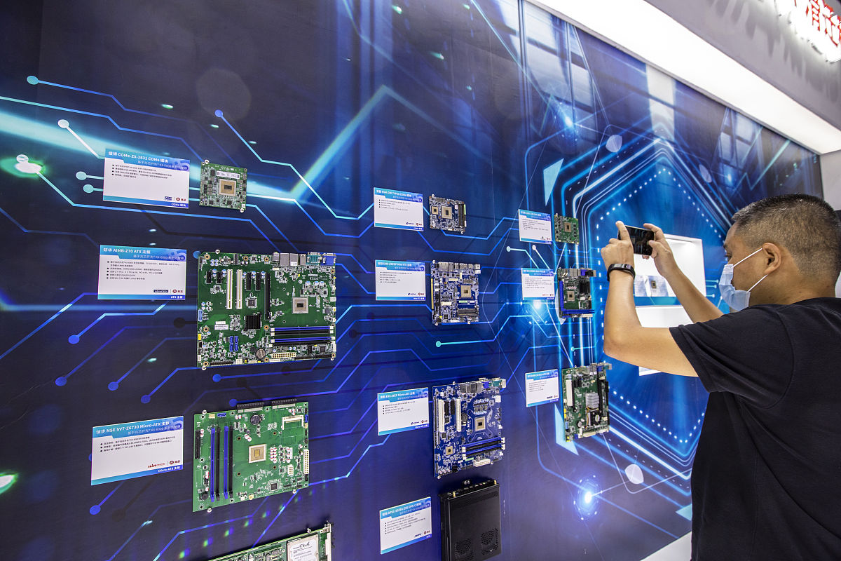 基于软件无线电的认知收发机设计与实现：5G实验室平台实践与感悟