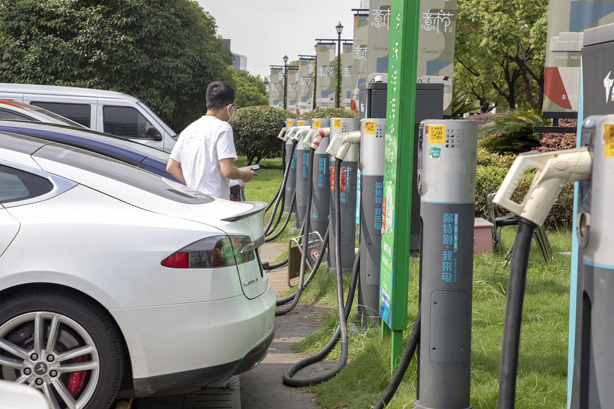 总结这段话的结论、例子：随着现代社会对能源的需求越来越大能源危机日益加剧环境污染日渐严重新能源汽车成为了各国汽车产业发展的一个重要方向。将电动汽车更广泛的推广建设安全高效的配套充电基础设施是当前关键的一步。依据充电基础设施的需求对电动汽车及其配套充电设备进行探索和研究研发出智能高效、稳定可靠的充电桩控制系统。本课题研究的交流充电桩对我国电动汽车行业的促进和发展对丰富充电网络具有重要意义。