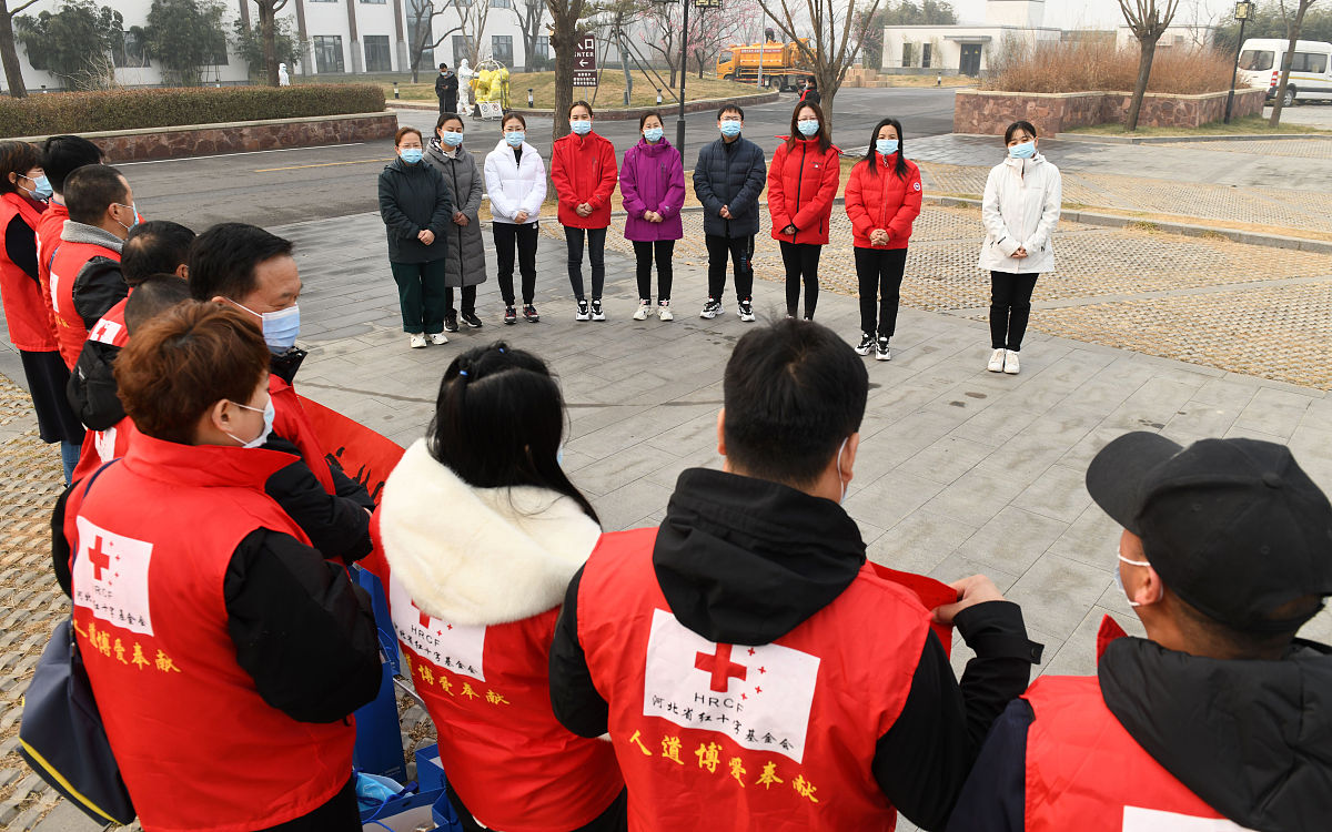 为社区治安维护岗位上继承和弘扬延安精神的路径写一篇摘要写成一段话格式不少于200字。