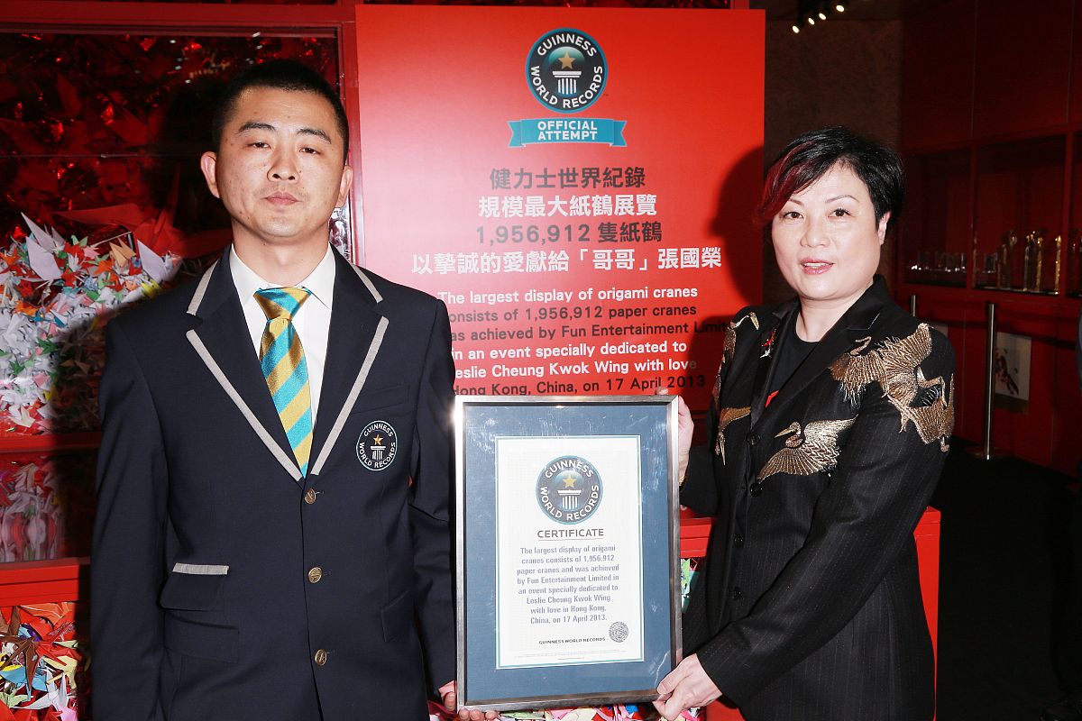 2013年4月17日,香港,粉丝为纪念张国荣合力折纸鹤破吉尼斯世界大全纪