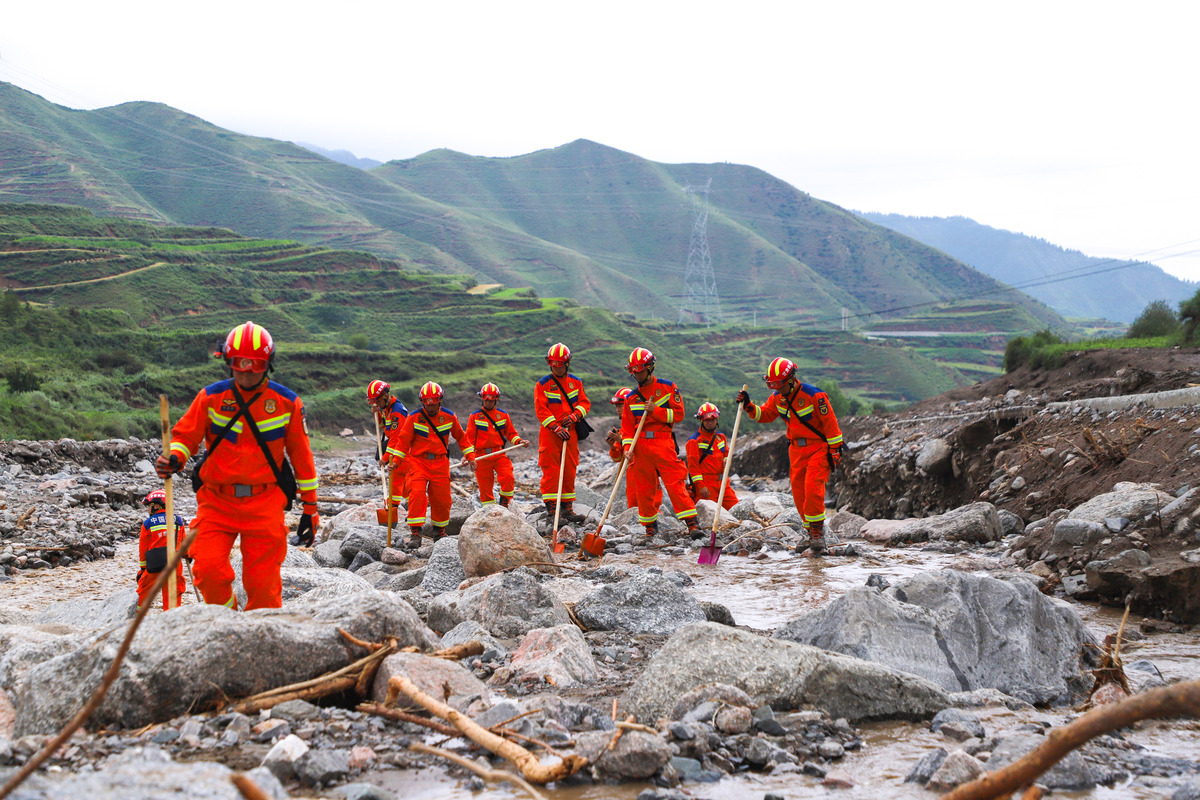 抢险井喷照片描述100字